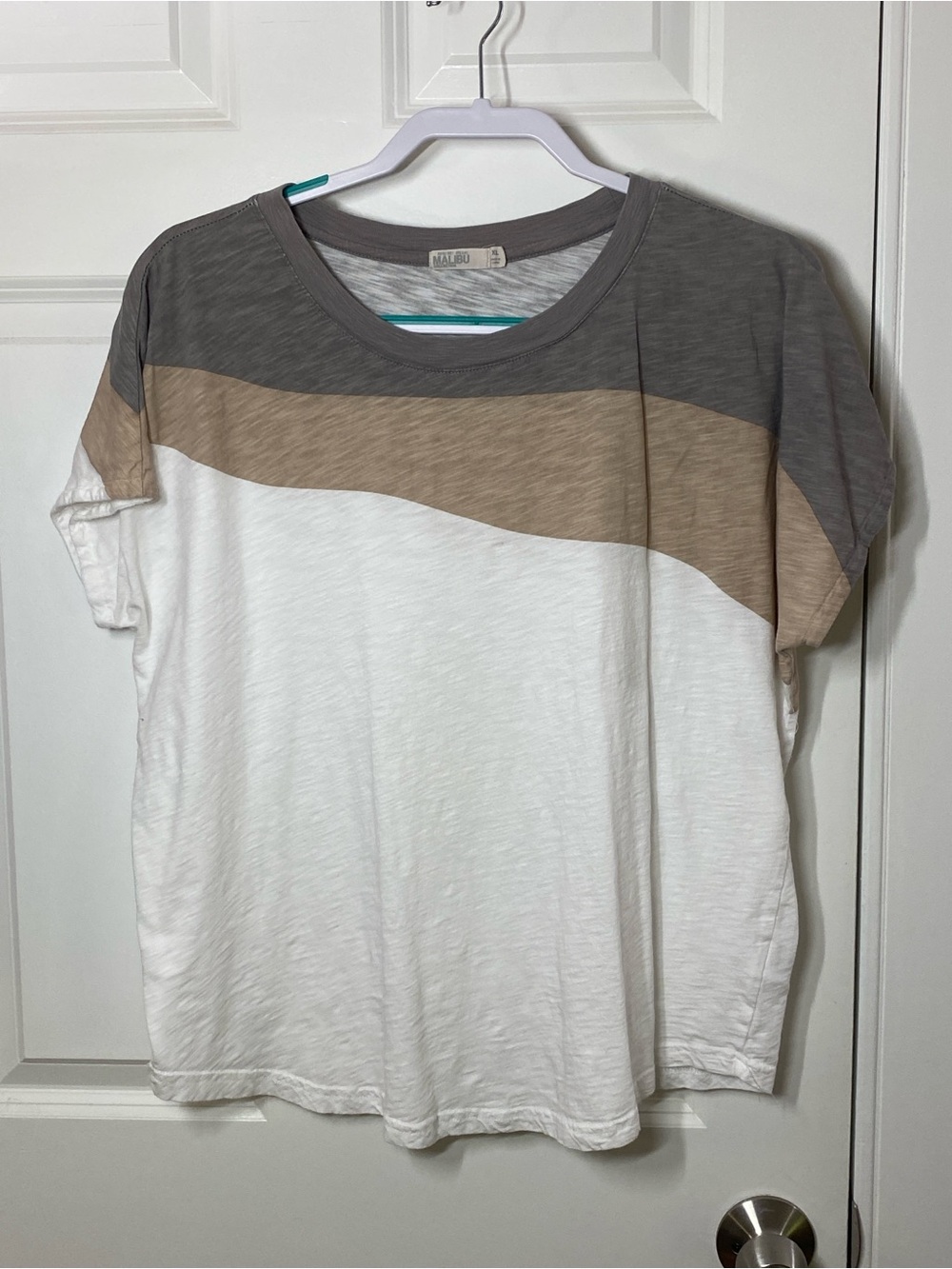 Barefoot Dreams White Tee with Gray and Tan Wave Colorblock size XL